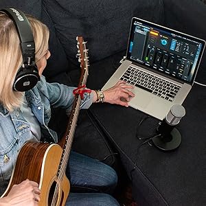 Un studio dans un micro.