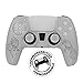 Étui et grips pour protéger votre DualSense et profiter d'un accessoire Dragon Ball qui se transforme avec la température. En appliquant la chaleur de vos mains pendant que vous jouez, la coque changera de couleur en blanc et Goku et Vegeta apparaîtront sur les cornes de votre manette Empêche l'effet des mains moites et améliore la sensation de toucher grâce aux matériaux antidérapants et résistants dans le but d'améliorer l'expérience utilisateur. Parfait pour offrir en cadeau à la famille et aux amis fans de Dragon Ball et de jeux vidéo. Licence officielle Dragon Ball Super