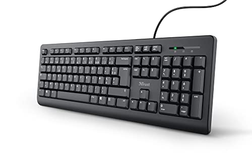 CLAVIER TAILLE STANDARD FRANÇAIS - Le clavier Trust Taro dispose d’une disposition standard française AZERTY et comporte un pavé numérique pour une productivité optimale RÉSISTANT AUX ÉCLABOUSSURES - Le clavier résiste aux éclaboussures et vous permet de continuer à travailler si vous renversez votre boisson PLUG AND PLAY - Branchez tout simplement le câble USB de 1,80 m de longueur et le clavier fonctionnera automatiquement avec n’importe quel ordinateur de bureau ou portable Windows, MacOS et ChromeOS MOINS DE BRUIT - Le clavier du Taro a été conçu pour faire jusqu'à 50 moins de bruit pour que vous ne dérangiez pas vos collègues 5 ANS DE TRANQUILLITɠ– Profitez d’une utilisation sans souci avec notre garantie de 5 ans conçus pour durer et soutenus par notre engagement qualité, vos produits vous accompagnent l’esprit léger
