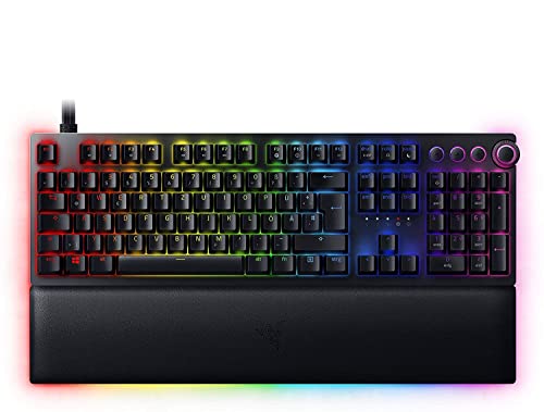 Commutateurs optiques analogiques Razer il suffit de définir le point de déclenchement parfait pour votre propre style de jeu ou d'utiliser une saisie analogique pour avoir tout sous contrôle en continu – enfin fini les mouvements rigides à 8 voies par WASD grâce à une véritable liberté de mouvement à 360° Touches PBT Doubleshot ces touches sont plus dures et plus robustes que le plastique ABS. Grâce à la fabrication par procédé de moulage Doubleshot, ils ne seront pas vierges avec le temps et l'inscription ne s'estompera jamais ou ne s'usera jamais. Alimenté par Razer Chroma RGB grâce à 16,8 millions de couleurs et à toute une gamme d'effets, l'éclairage des touches et du dessous de caisse du clavier peut être synchronisé avec le reste de la station de combat pour répondre dynamiquement à plus de 150 jeux pris en charge Repose-poignet magnétique rembourré en cuir synthétique doux le repose-poignet rembourré doux dispose d'un éclairage sous caisse Razer Chroma RVB, se connecte au clavier par aimant et soulage les poignets afin d'éviter la fatigue même lors de longues sessions de jeu Bouton rotatif numérique multifonction et 4 touches multimédia ces boutons peuvent être configurés pour mettre en pause, lire et sauter des morceaux de musique. Le volume ou la luminosité peuvent également être ajustés pour un divertissement parfait